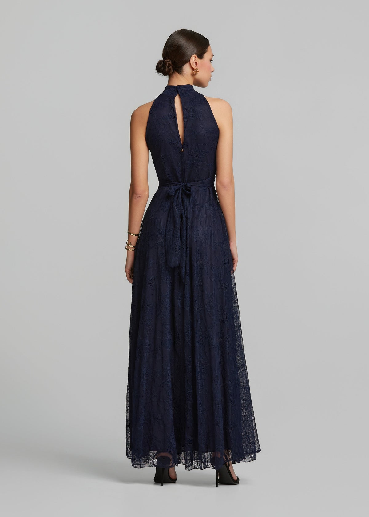 Μάξι φόρεμα με halter neck από δαντέλα