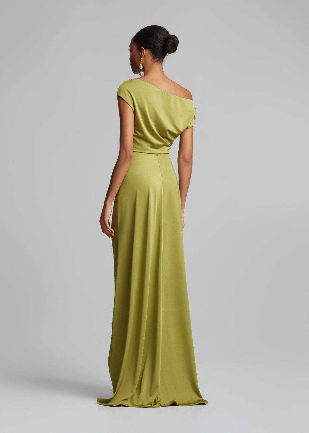Ντραπέ off shoulder φόρεμα σε σατέν όψη