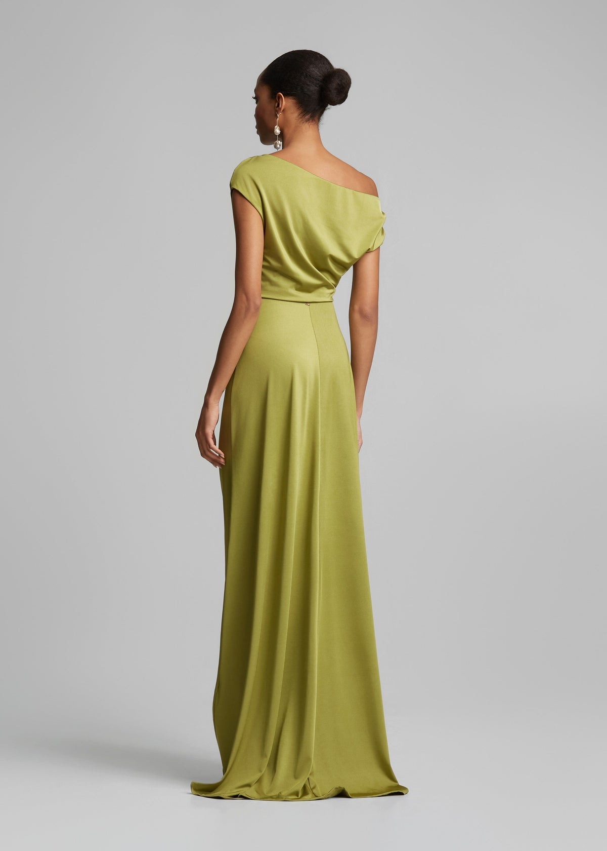Ντραπέ off shoulder φόρεμα σε σατέν όψη