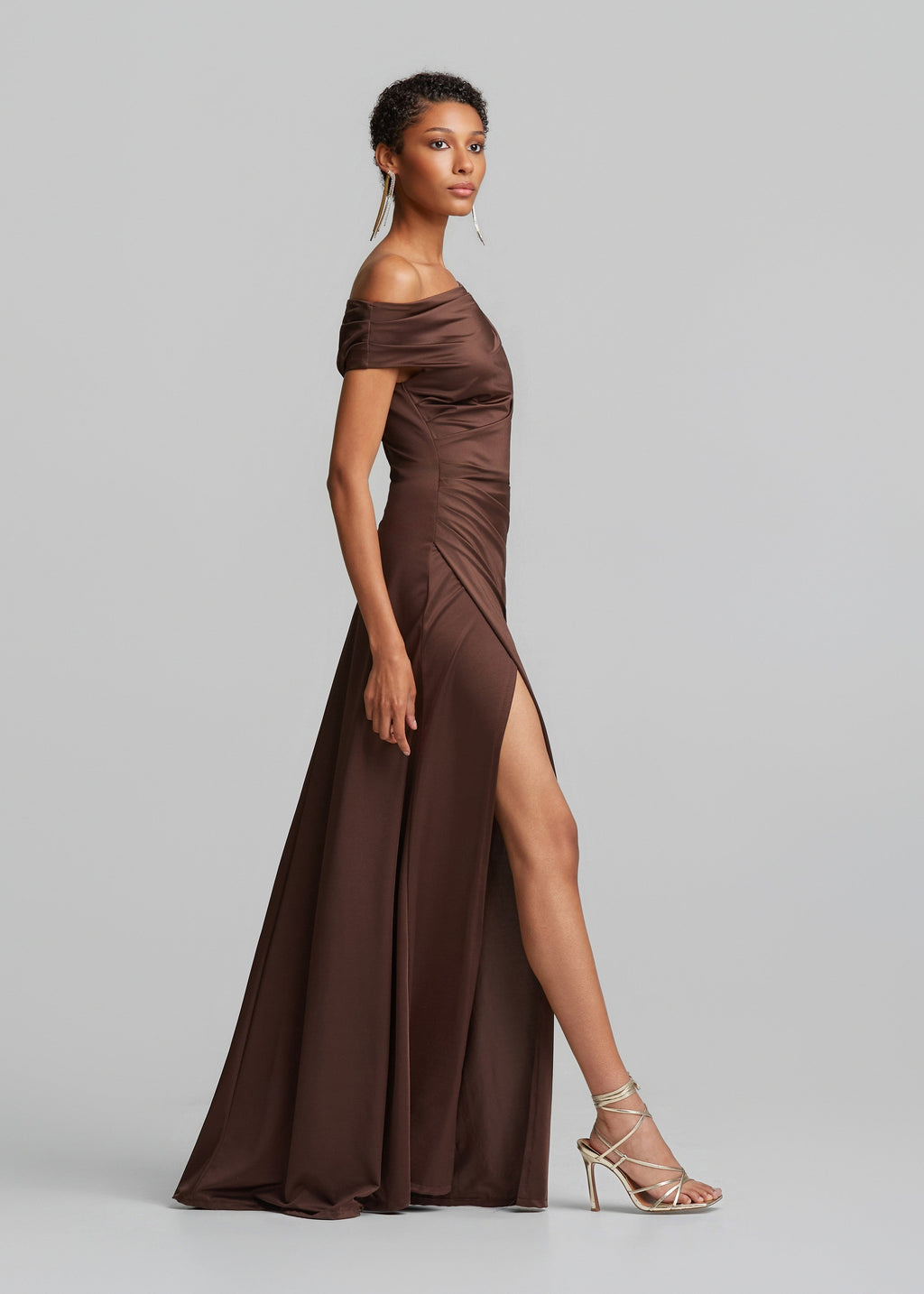 Ντραπέ off shoulder φόρεμα σε σατέν όψη