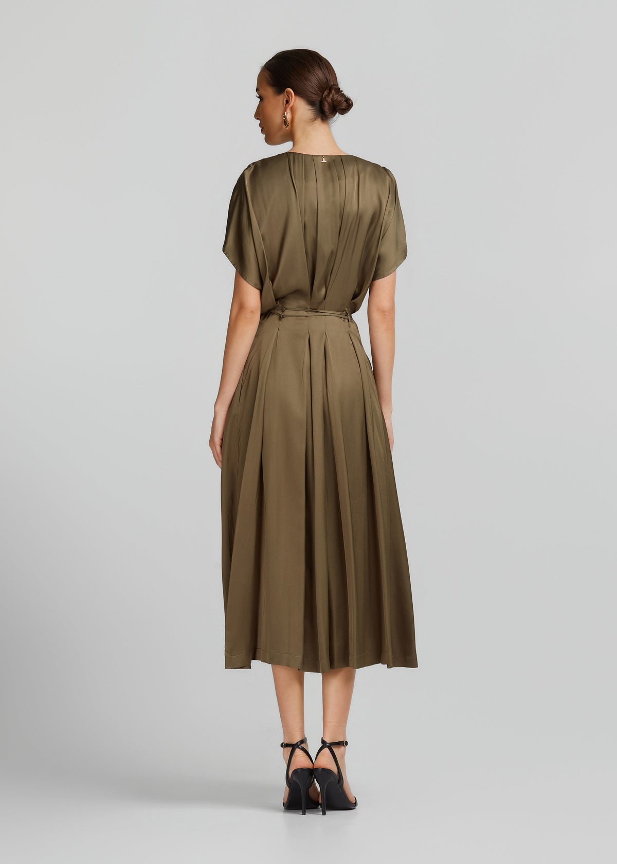 Σεμιζιέ φόρεμα σε σατέν όψη